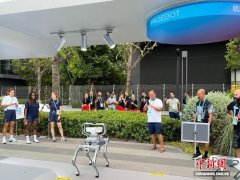 当科技感十脚的机械狗拐进汇聚了非遗代表性传